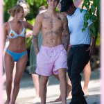 Justin Bieber con simbolo checked sui genitali e boxer rosa alle Barbados - Thumbnail