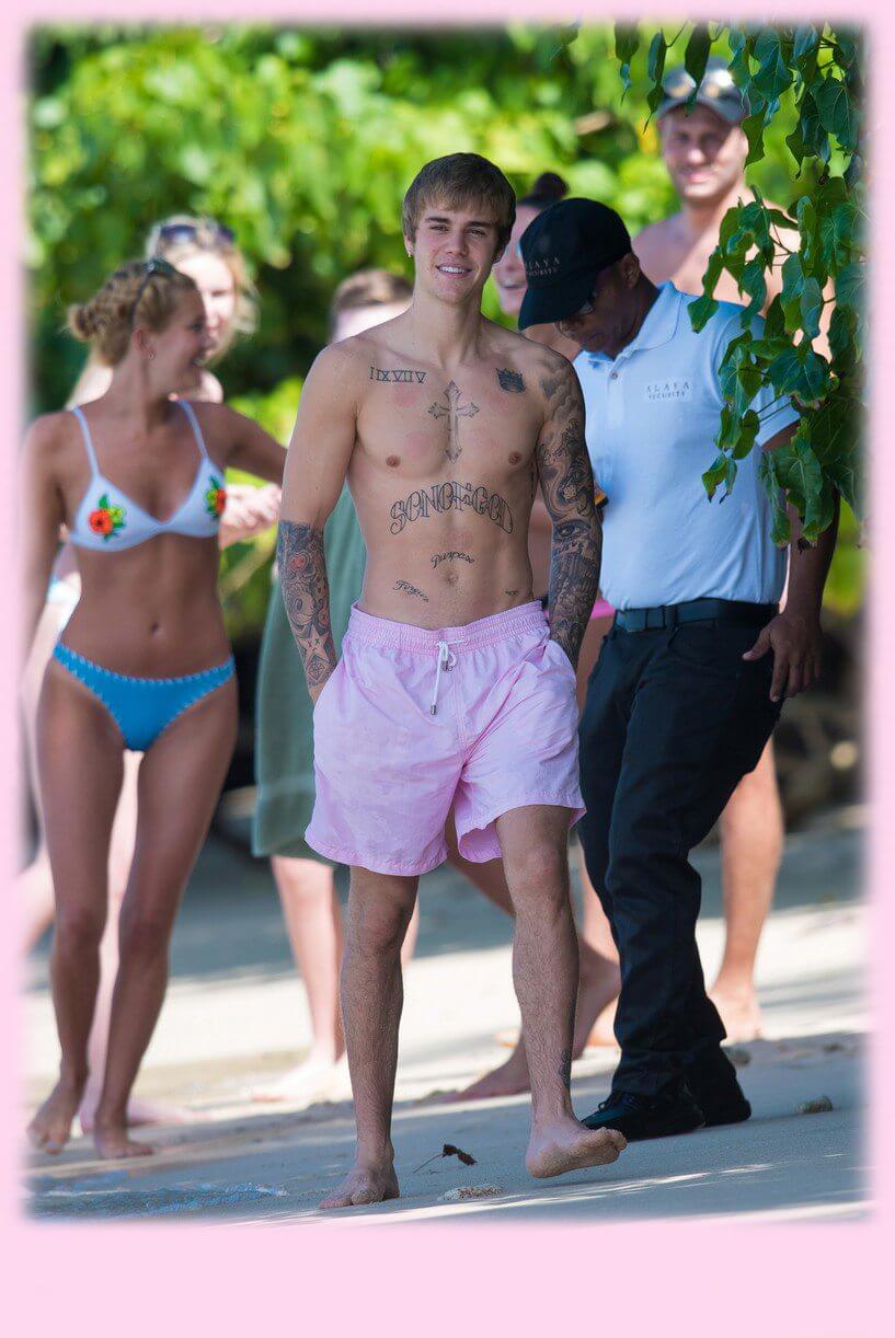 Justin Bieber con simbolo checked sui genitali e boxer rosa alle Barbados