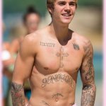 Justin Bieber con simbolo checked sui genitali e boxer rosa alle Barbados - Thumbnail