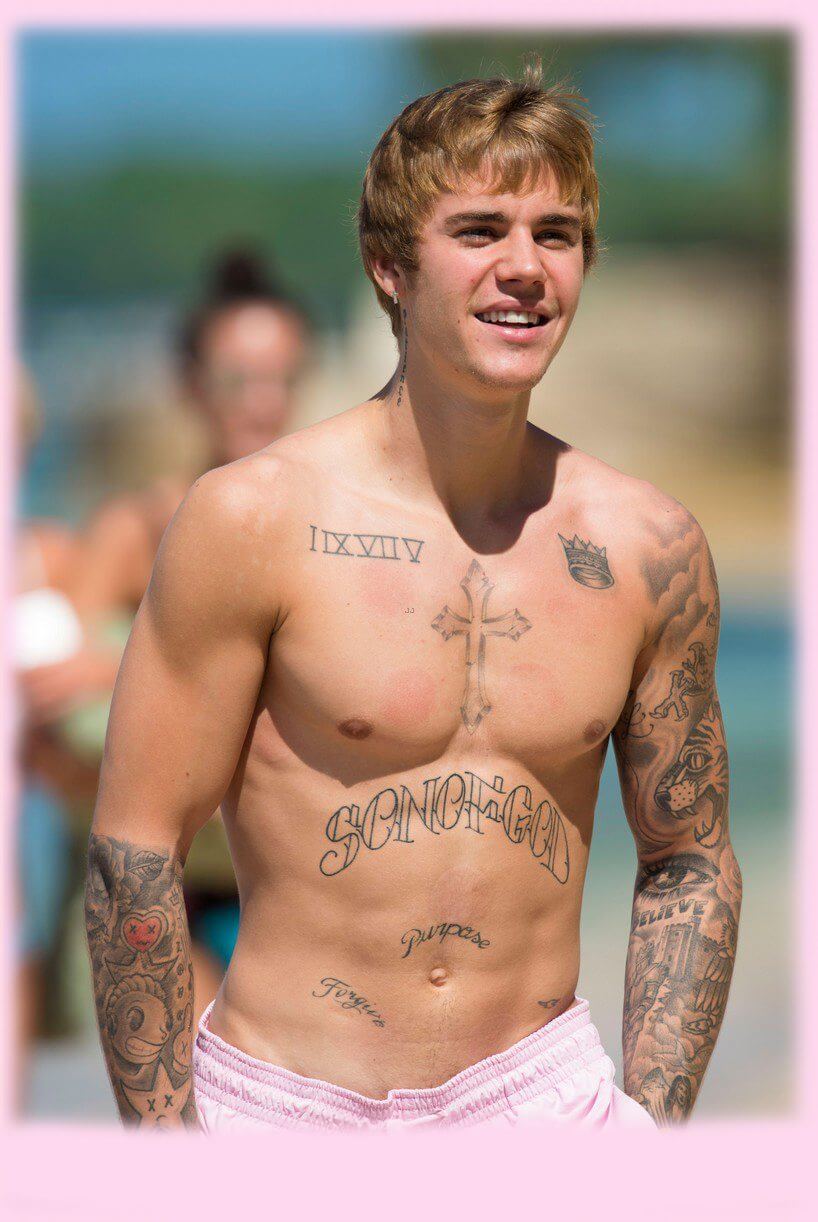Justin Bieber con simbolo checked sui genitali e boxer rosa alle Barbados