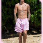 Justin Bieber con simbolo checked sui genitali e boxer rosa alle Barbados - Thumbnail
