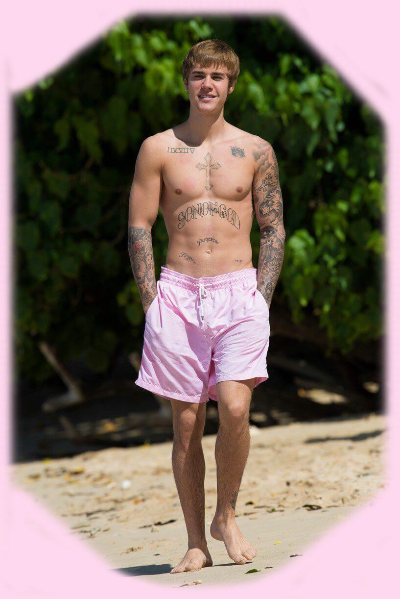 Justin Bieber con simbolo checked sui genitali e boxer rosa alle Barbados