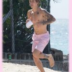 Justin Bieber con simbolo checked sui genitali e boxer rosa alle Barbados - Thumbnail