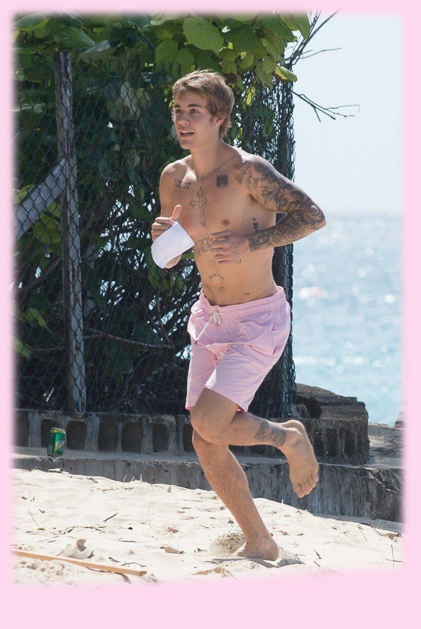 Justin Bieber con simbolo checked sui genitali e boxer rosa alle Barbados