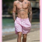 Justin Bieber con simbolo checked sui genitali e boxer rosa alle Barbados - Thumbnail