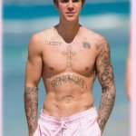 Justin Bieber con simbolo checked sui genitali e boxer rosa alle Barbados - Thumbnail
