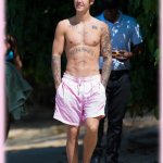Justin Bieber con simbolo checked sui genitali e boxer rosa alle Barbados - Thumbnail