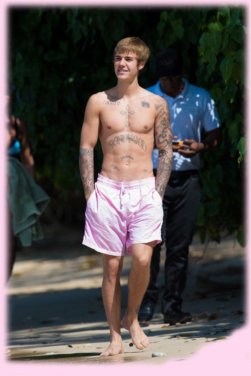 Justin Bieber con simbolo checked sui genitali e boxer rosa alle Barbados