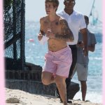 Justin Bieber con simbolo checked sui genitali e boxer rosa alle Barbados - Thumbnail