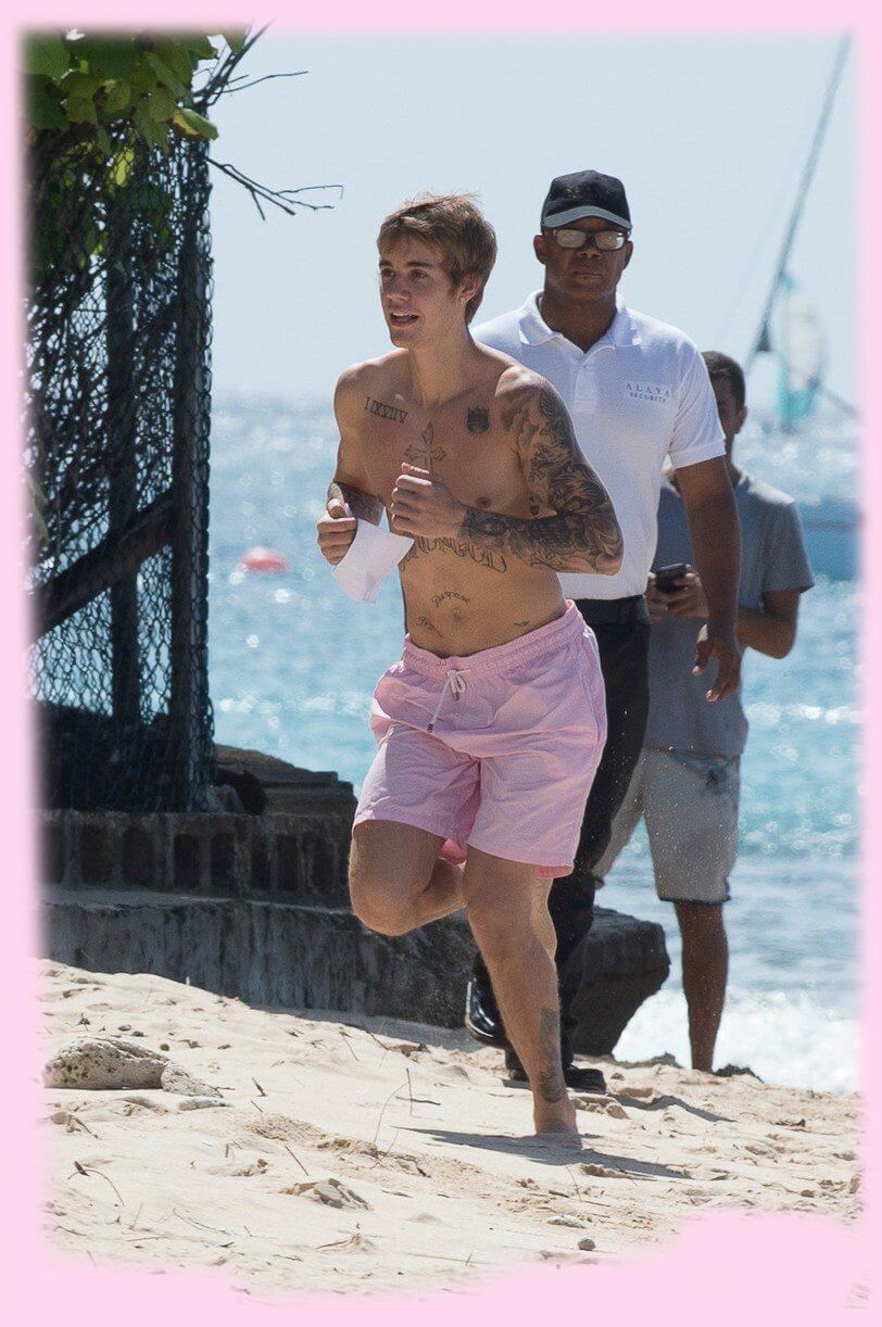 Justin Bieber con simbolo checked sui genitali e boxer rosa alle Barbados