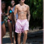 Justin Bieber con simbolo checked sui genitali e boxer rosa alle Barbados - Thumbnail