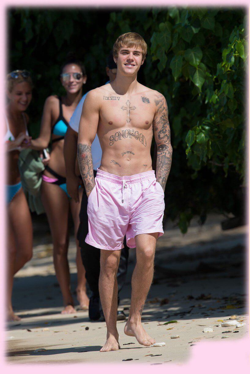 Justin Bieber con simbolo checked sui genitali e boxer rosa alle Barbados