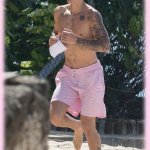 Justin Bieber con simbolo checked sui genitali e boxer rosa alle Barbados - Thumbnail