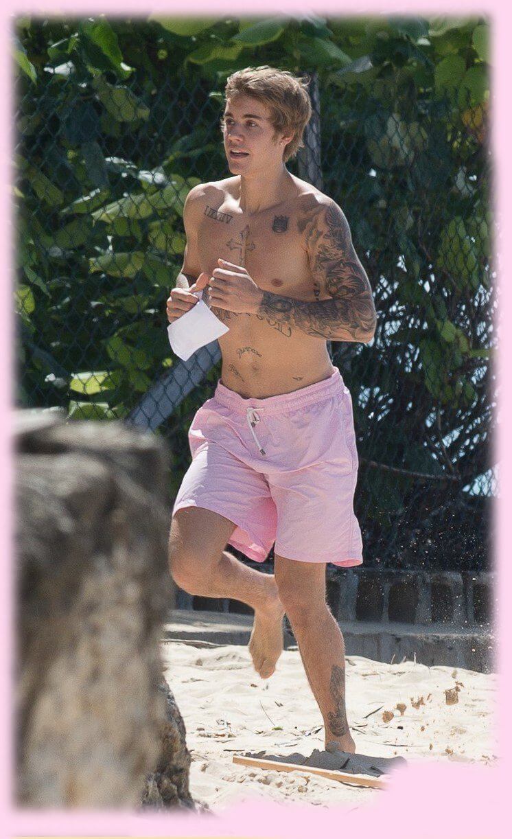 Justin Bieber con simbolo checked sui genitali e boxer rosa alle Barbados
