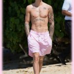 Justin Bieber con simbolo checked sui genitali e boxer rosa alle Barbados - Thumbnail