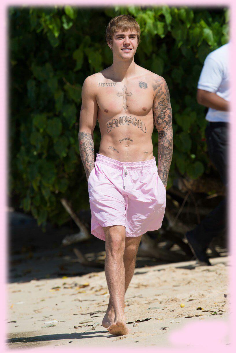 Justin Bieber con simbolo checked sui genitali e boxer rosa alle Barbados