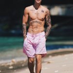 Justin Bieber con simbolo checked sui genitali e boxer rosa alle Barbados - Thumbnail