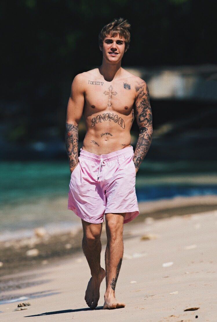 Justin Bieber con simbolo checked sui genitali e boxer rosa alle Barbados