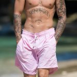 Justin Bieber con simbolo checked sui genitali e boxer rosa alle Barbados - Thumbnail