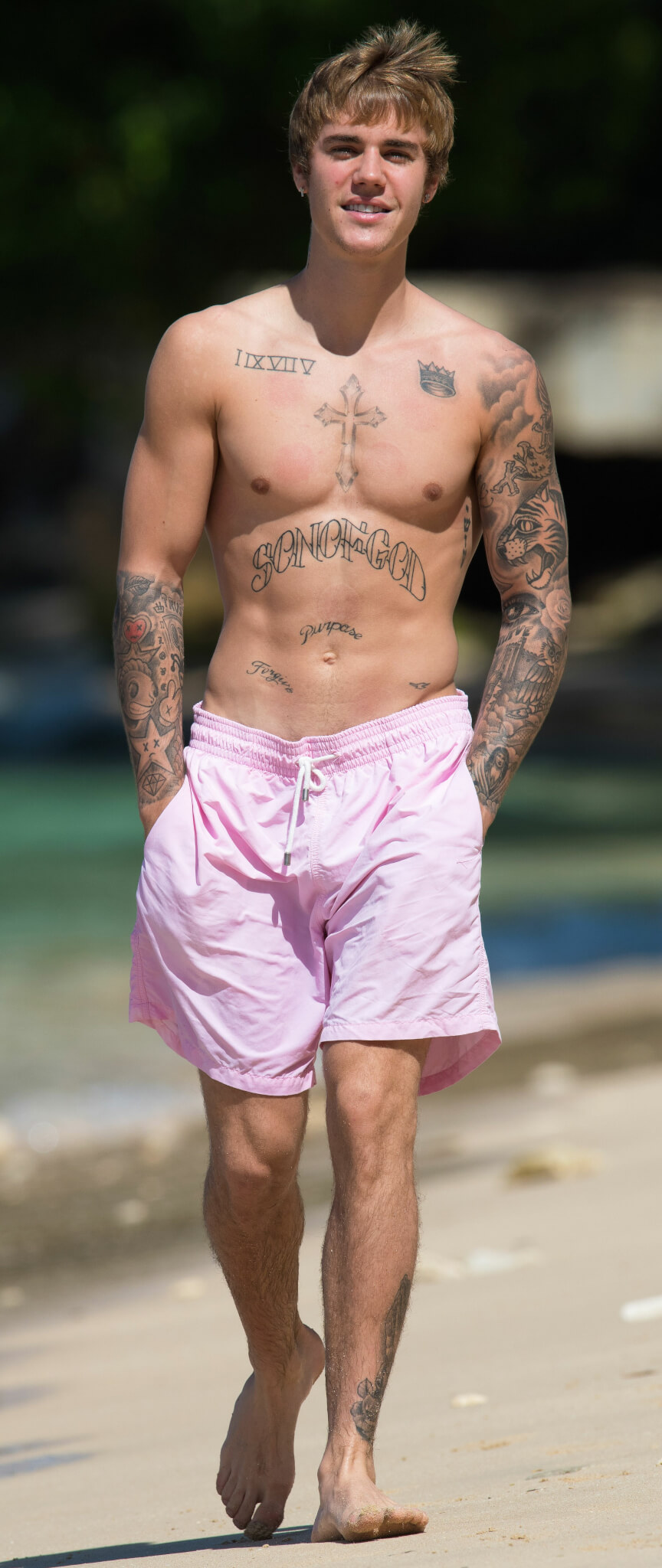 Justin Bieber con simbolo checked sui genitali e boxer rosa alle Barbados