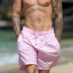Justin Bieber con simbolo checked sui genitali e boxer rosa alle Barbados - Thumbnail