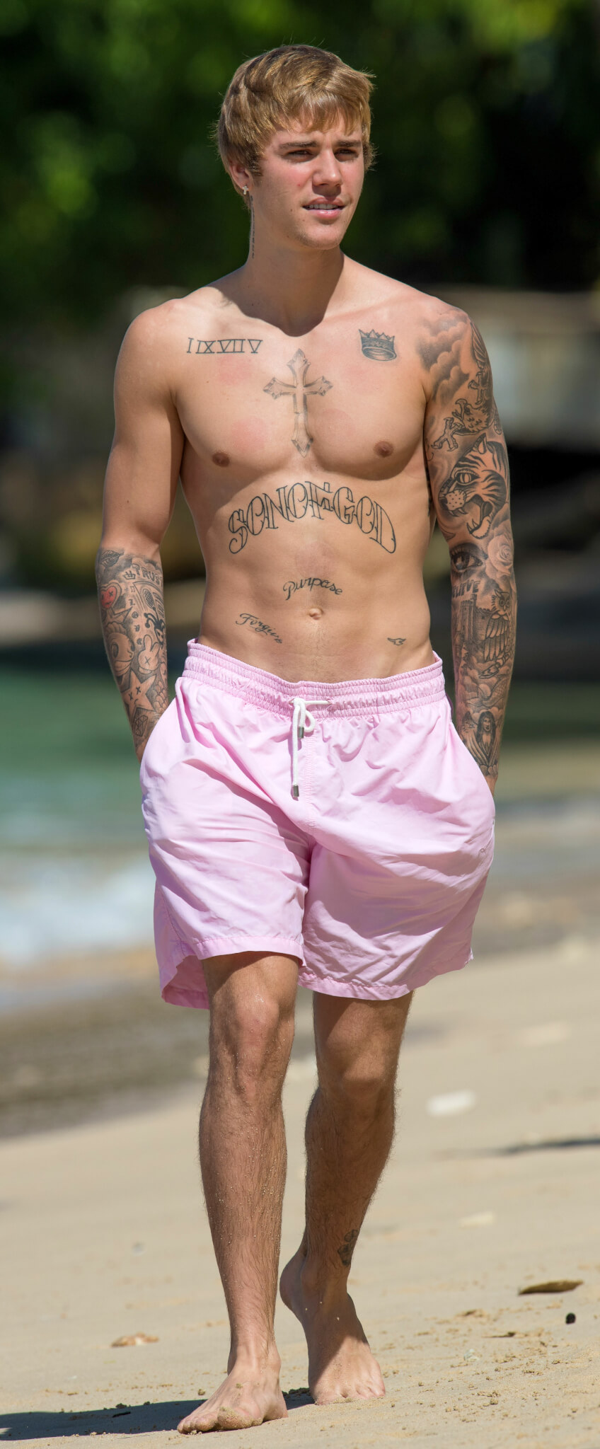 Justin Bieber con simbolo checked sui genitali e boxer rosa alle Barbados