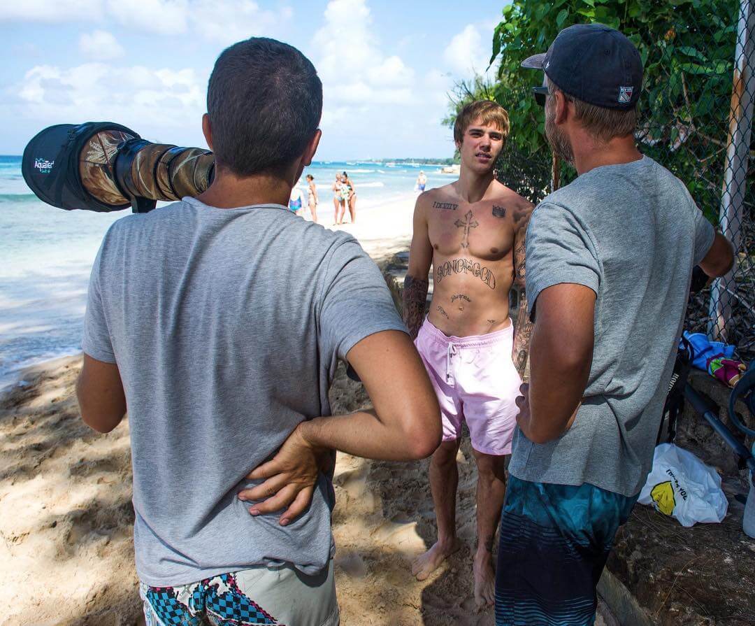 Justin Bieber con simbolo checked sui genitali e boxer rosa alle Barbados