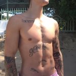 Justin Bieber con simbolo checked sui genitali e boxer rosa alle Barbados - Thumbnail