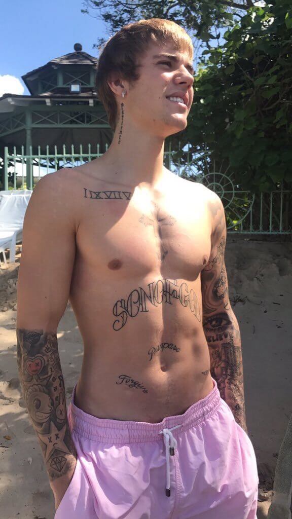 Justin Bieber con simbolo checked sui genitali e boxer rosa alle Barbados