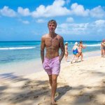 Justin Bieber con simbolo checked sui genitali e boxer rosa alle Barbados - Thumbnail
