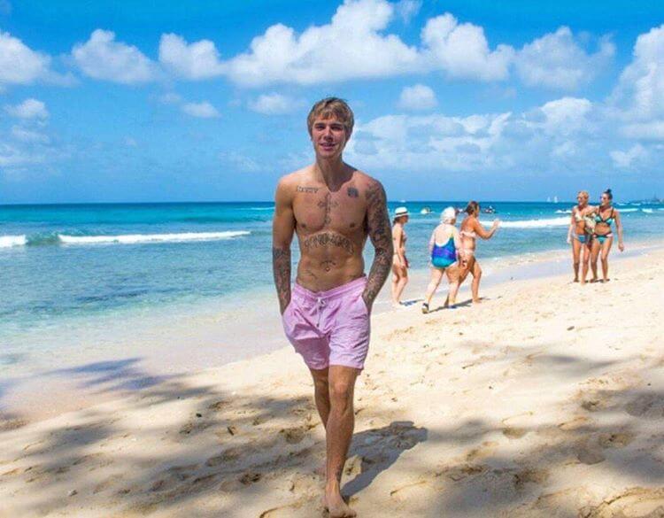 Justin Bieber con simbolo checked sui genitali e boxer rosa alle Barbados