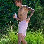 Justin Bieber con simbolo checked sui genitali e boxer rosa alle Barbados - Thumbnail