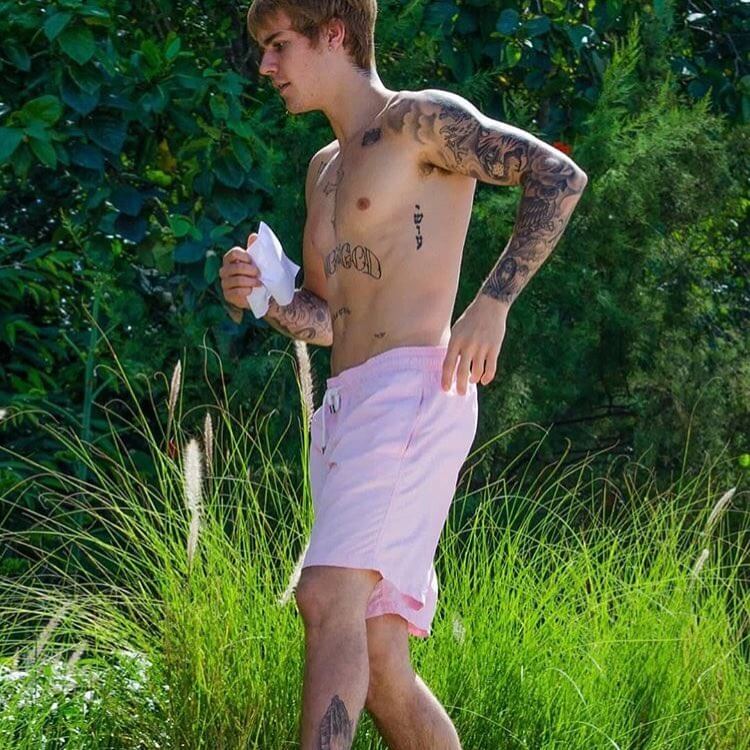 Justin Bieber con simbolo checked sui genitali e boxer rosa alle Barbados