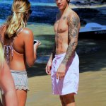 Justin Bieber con simbolo checked sui genitali e boxer rosa alle Barbados - Thumbnail