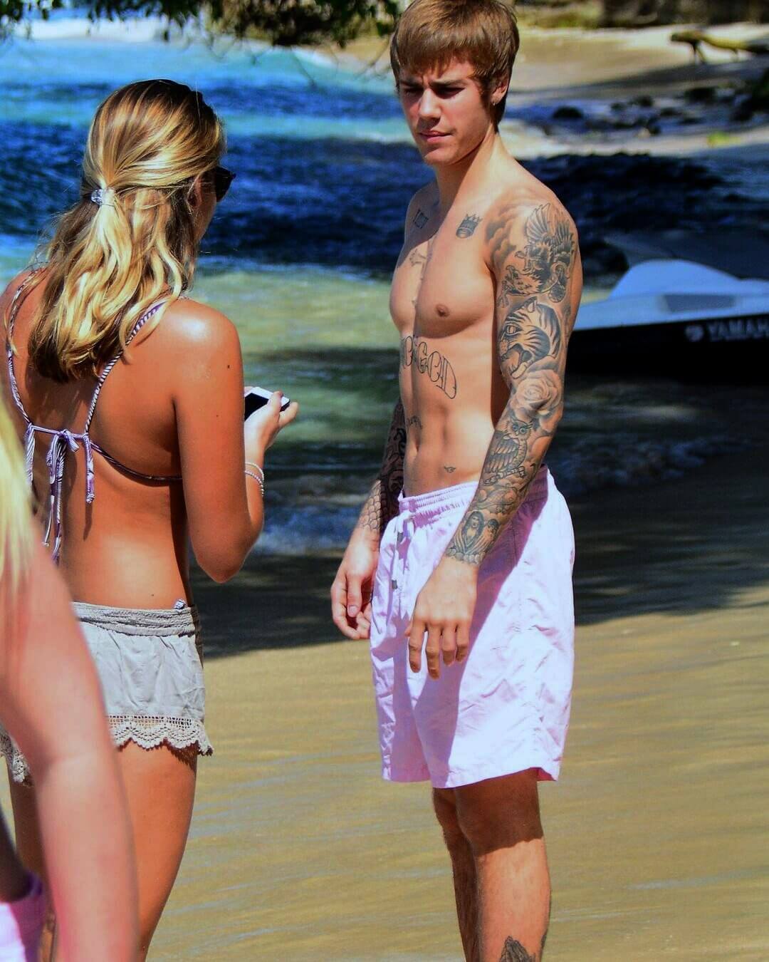 Justin Bieber con simbolo checked sui genitali e boxer rosa alle Barbados