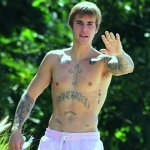 Justin Bieber con simbolo checked sui genitali e boxer rosa alle Barbados - Thumbnail