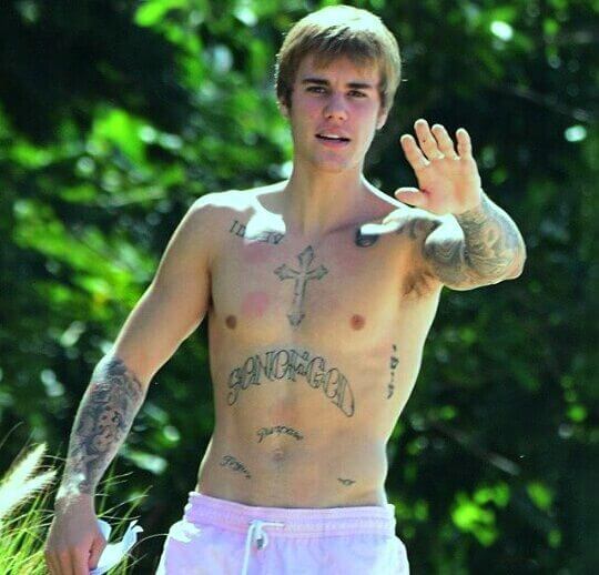 Justin Bieber con simbolo checked sui genitali e boxer rosa alle Barbados