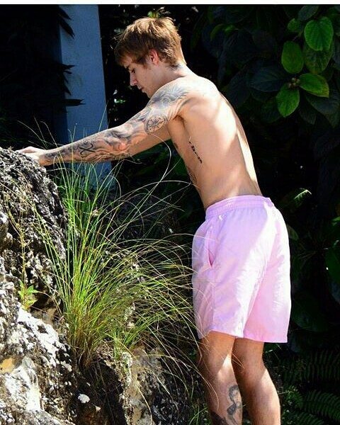 Justin Bieber con simbolo checked sui genitali e boxer rosa alle Barbados
