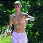 Justin Bieber con simbolo checked sui genitali e boxer rosa alle Barbados - Thumbnail