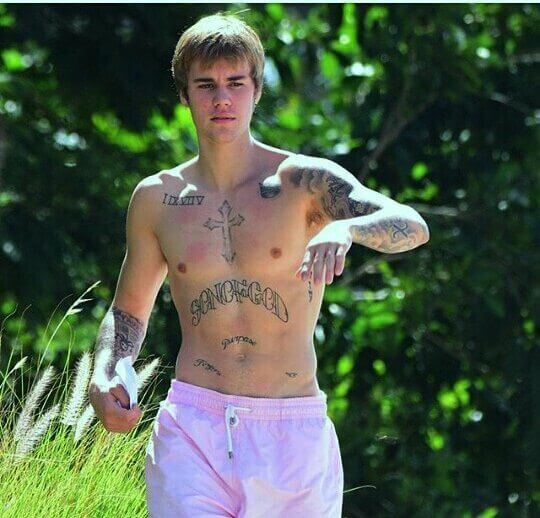 Justin Bieber con simbolo checked sui genitali e boxer rosa alle Barbados