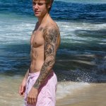 Justin Bieber con simbolo checked sui genitali e boxer rosa alle Barbados - Thumbnail