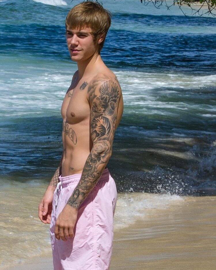 Justin Bieber con simbolo checked sui genitali e boxer rosa alle Barbados