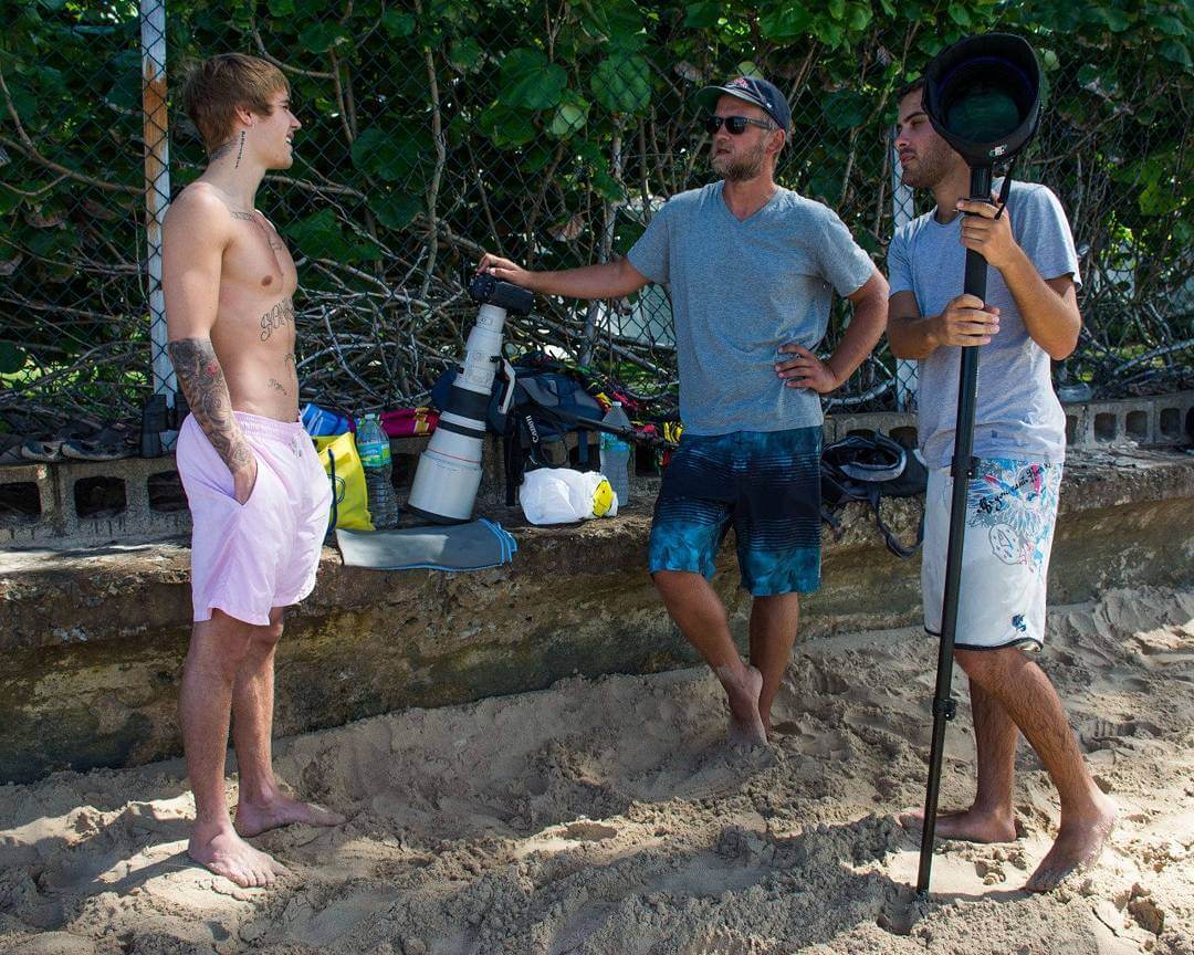 Justin Bieber con simbolo checked sui genitali e boxer rosa alle Barbados