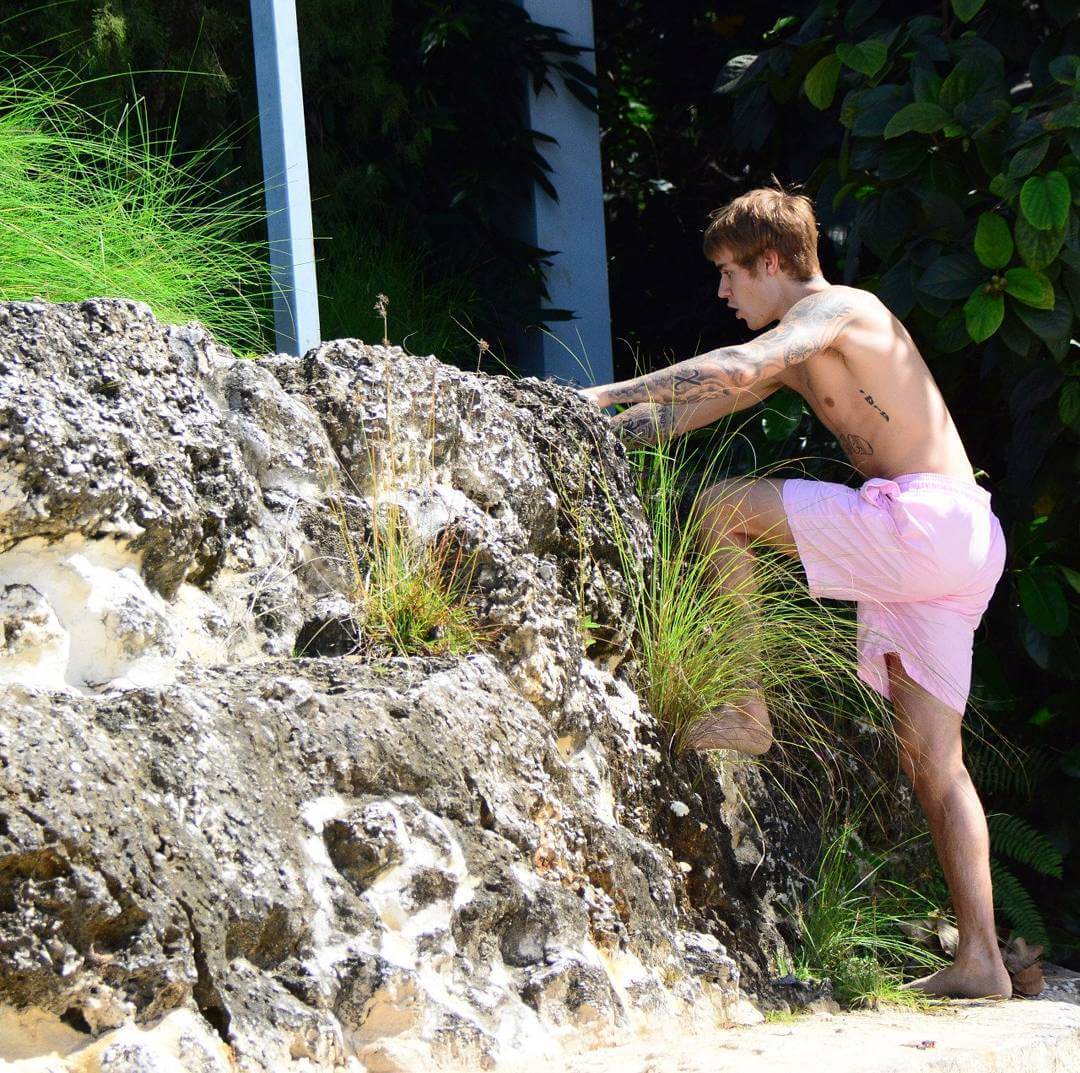 Justin Bieber con simbolo checked sui genitali e boxer rosa alle Barbados