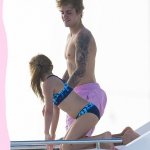 Justin Bieber con simbolo checked sui genitali e boxer rosa alle Barbados - Thumbnail