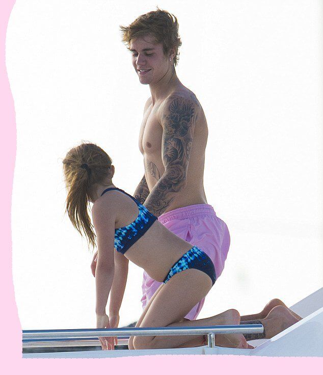 Justin Bieber con simbolo checked sui genitali e boxer rosa alle Barbados