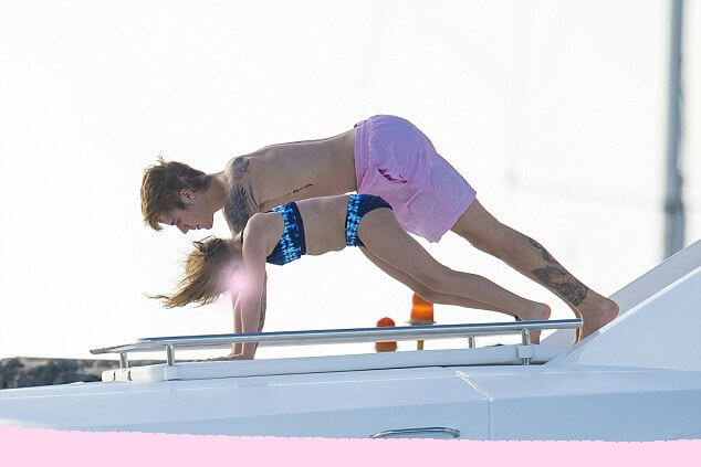 Justin Bieber con simbolo checked sui genitali e boxer rosa alle Barbados