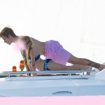 Justin Bieber con simbolo checked sui genitali e boxer rosa alle Barbados - Thumbnail