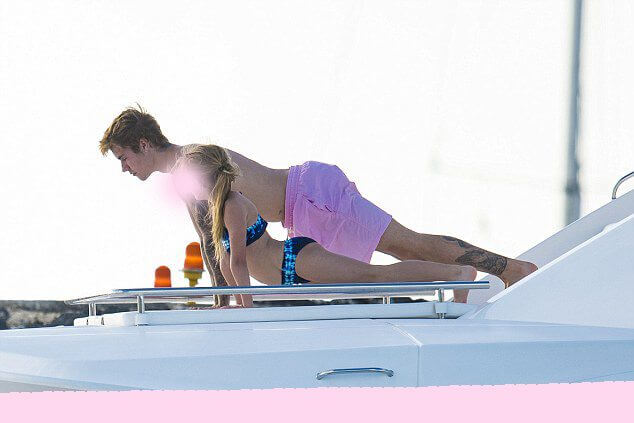 Justin Bieber con simbolo checked sui genitali e boxer rosa alle Barbados