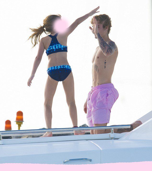Justin Bieber con simbolo checked sui genitali e boxer rosa alle Barbados